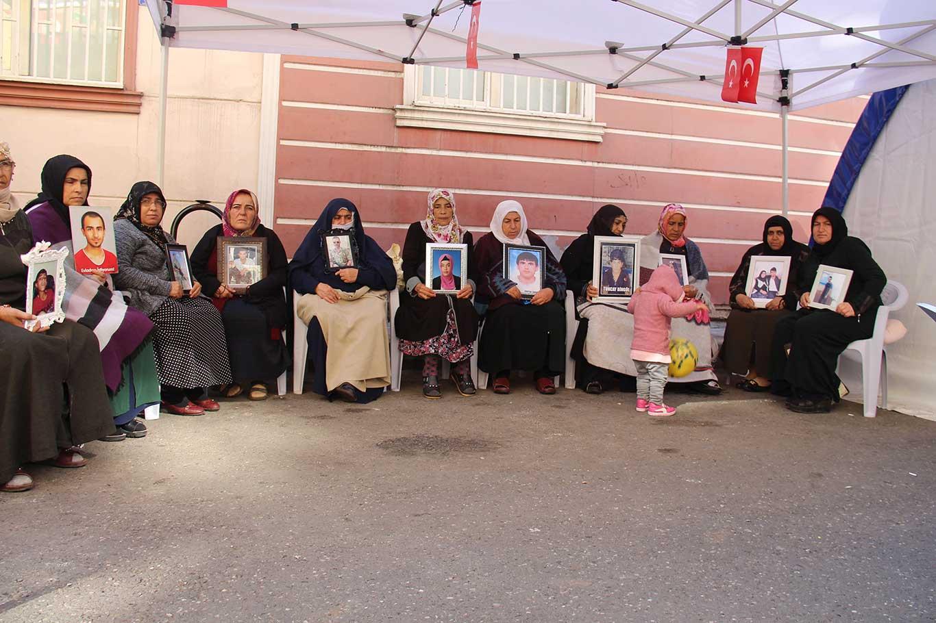 Anneler: Kar da yağmur da yağsa nöbetimizi sürdüreceğiz! Anneler: Kar da yağmur da yağsa nöbetimizi sürdüreceğiz!